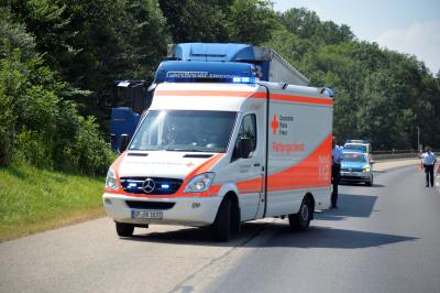 Pkw brennt in voller Ausdehnung auf der A8 bei Aichelberg